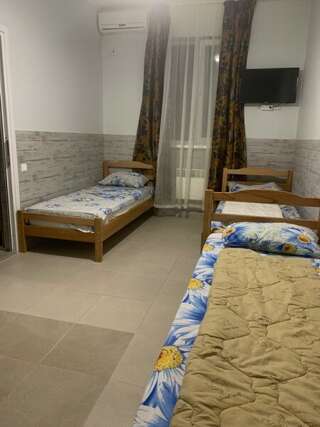 Гостевой дом Домик у моря Голубицкая СТАНДАРТНЫЙ ШЕСТИМЕСТНЫЙ ДВУХКОМНАТНЫЙ НОМЕР-3